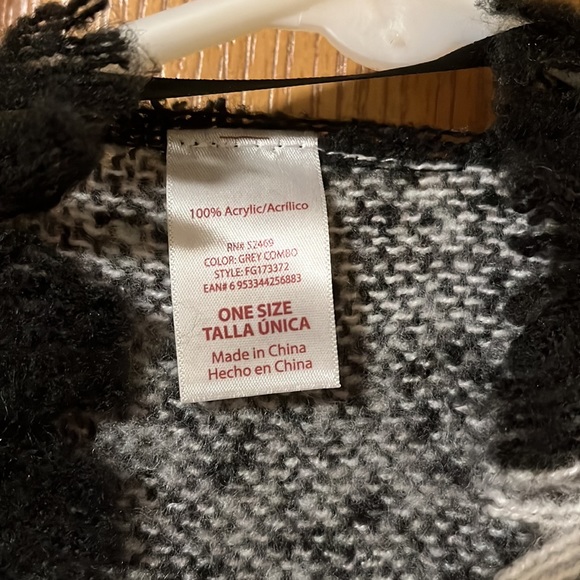 Gray, White, and Black plaid blanket shall, one-size - Picture 2 of 5